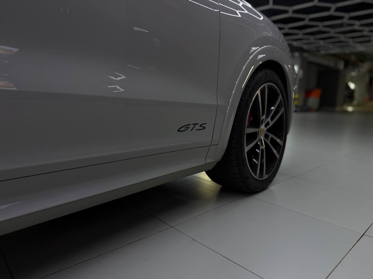 Оклейка Porsche Cayenne GTS в полиуретановую пленку 230 мкм: максимальная защита для максимального автомобиля
